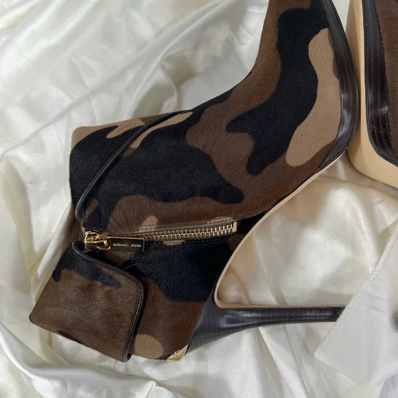 Set Michael Michael Kors Real Hair Calf Camo Heel 11 & Camo Clutch $513 NEW - Picture 4 of 17